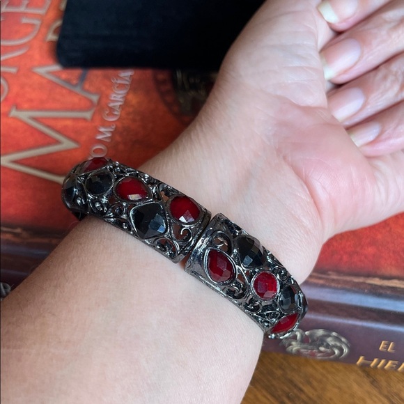 1928 Red and Black Filigree Bracelet - Picture 7 of 9